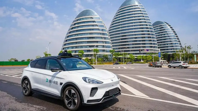 Guerra fra USA e Cina: il terreno di scontro sono le auto a guida autonoma di Tesla e Apollo Go di Baidu