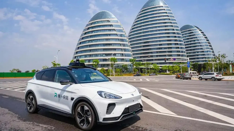Guerra fra USA e Cina: il terreno di scontro sono le auto a guida autonoma di Tesla e Apollo Go di Baidu