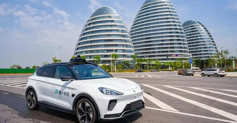 Guerra fra USA e Cina: il terreno di scontro sono le auto a guida autonoma di Tesla e Apollo Go di Baidu