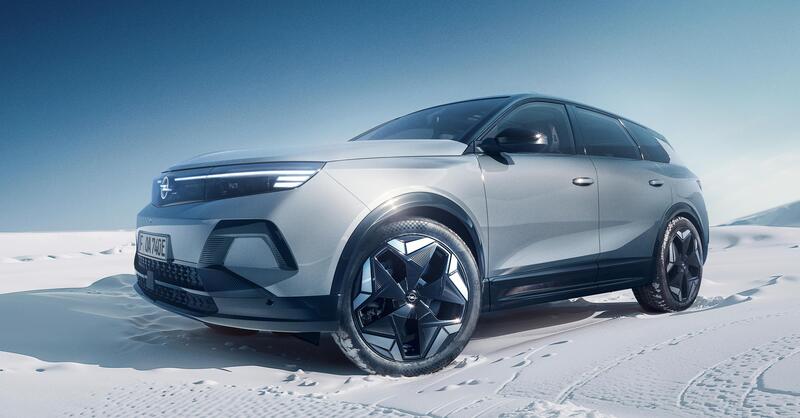 Opel Grandland AWD: arriva la prima elettrica integrale del marchio | Caratteristiche e prezzi