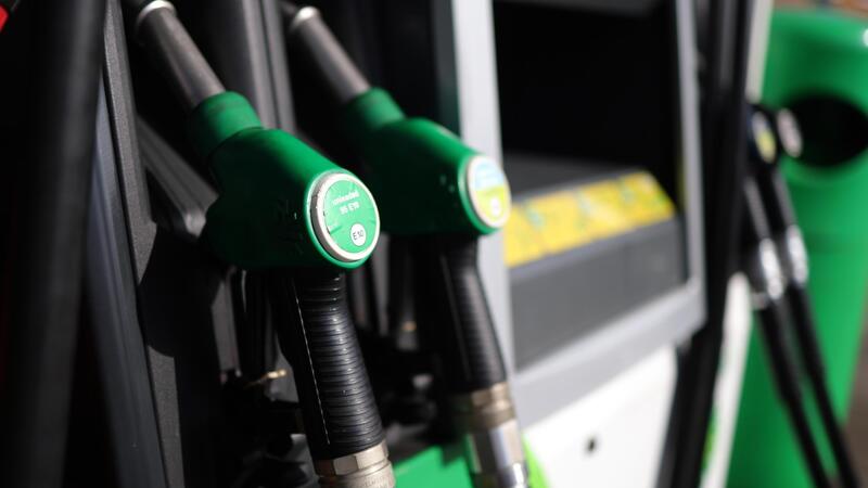 Benzina a impatto zero? Si chiama E20: scopriamo le caratteristiche, i pregi e i difetti del carburante sostenibile