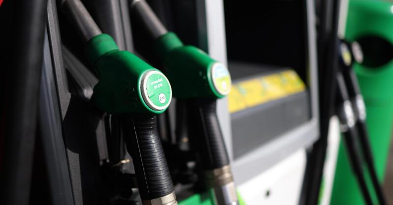 Benzina a impatto zero? Si chiama E20: scopriamo le caratteristiche, i pregi e i difetti del carburante sostenibile