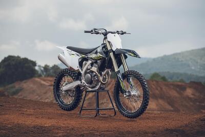 Triumph TF 250-X 2026: interventi mirati per la piccola MX2 di Hinckley