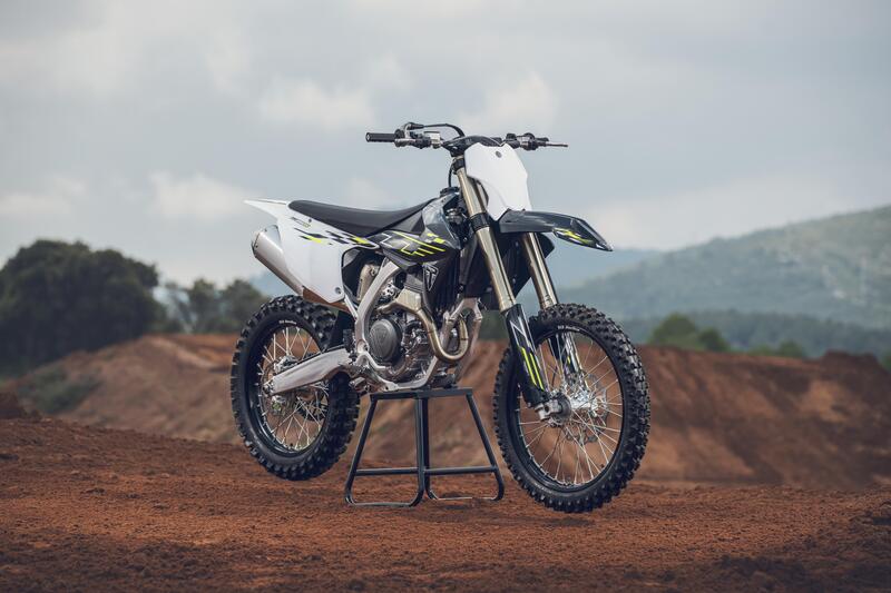 Triumph TF 250-X 2026: interventi mirati per la piccola MX2 di Hinckley