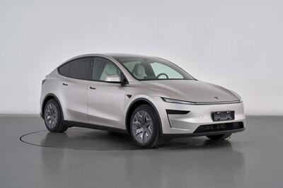 Tesla Model Y: in arrivo una nuova versione a sei posti formato "L" [Foto]