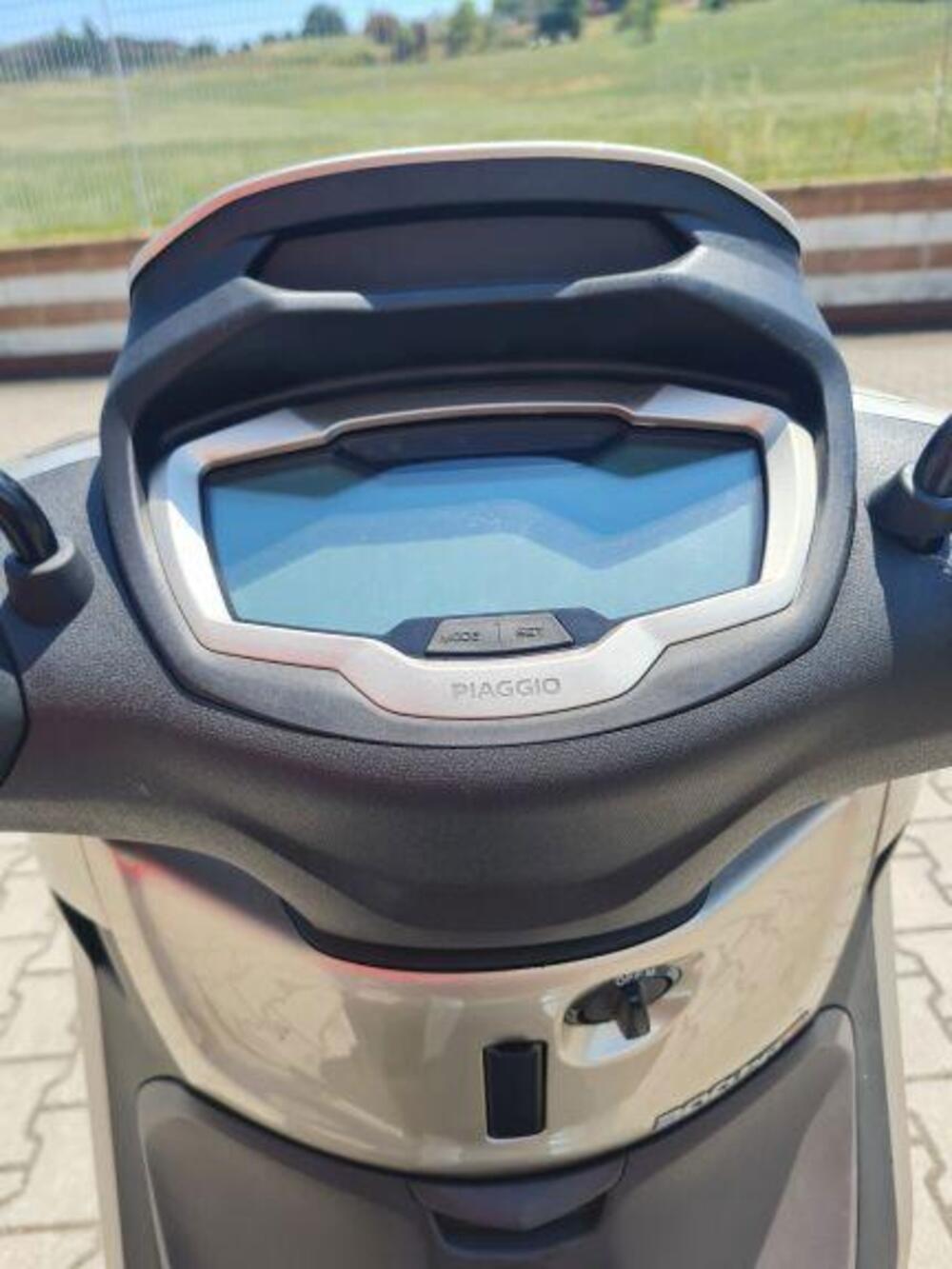 Piaggio Beverly 300 ABS-ASR (2021 - 25) (7)