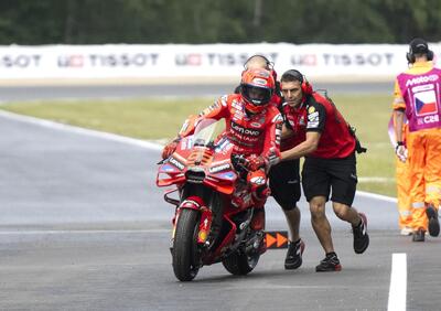 MotoGP 2025. GP della Repubblica Ceca a Brno. Pista umida in FP1: primo Marc Marquez (e ha fatto solo metà sessione) [RISULTATI]