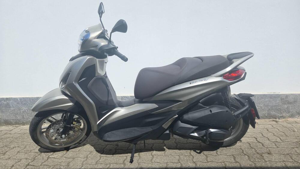 Piaggio Beverly 300 Hpe (2021) (2)