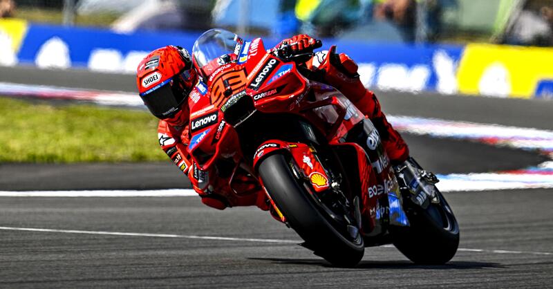 MotoGP 2025. GP della Repubblica Ceca a Brno. Marc Marquez vince la Sprint (era a rischio penalit&agrave;), secondo Pedro Acosta, terzo Enea Bastianini [RISULTATI]