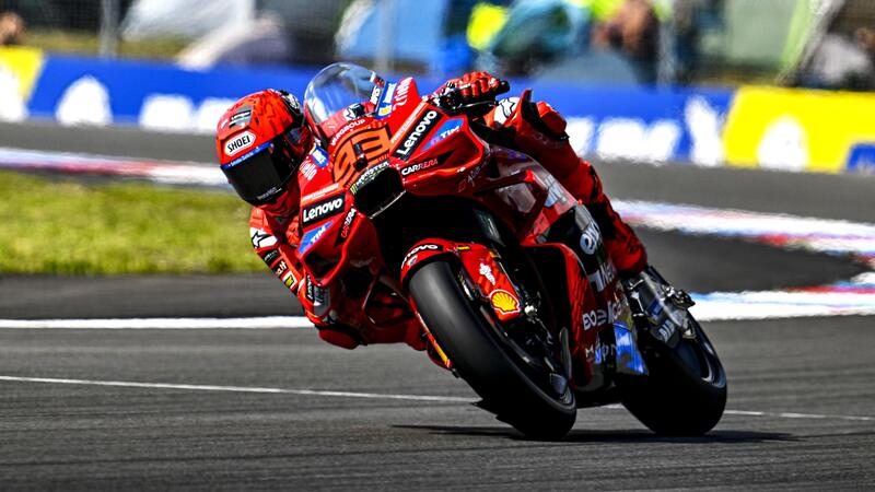 MotoGP 2025. GP della Repubblica Ceca a Brno. Marc Marquez vince la Sprint (era a rischio penalit&agrave;), secondo Pedro Acosta, terzo Enea Bastianini [RISULTATI]