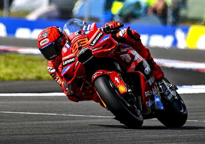 MotoGP 2025. GP della Repubblica Ceca a Brno. Marc Marquez vince la Sprint (era a rischio penalità), secondo Pedro Acosta, terzo Enea Bastianini [RISULTATI]