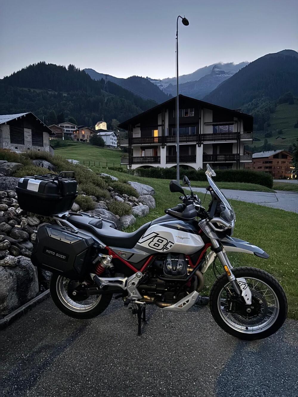 Moto Guzzi V85 TT (2024 - 25) (18)