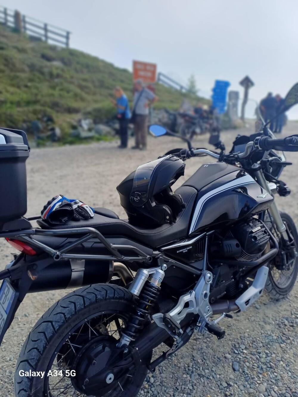 Moto Guzzi V85 TT Guardia d'Onore (2022 - 23) (2)