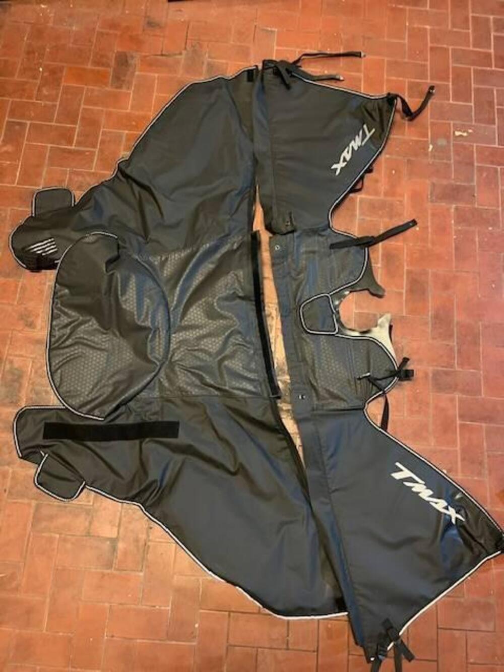 Yamaha T-Max 560 Tech Max (2022 - 24) (13)