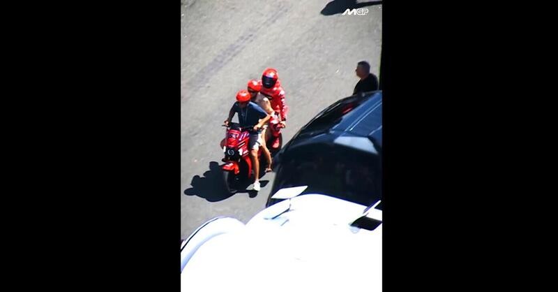 MotoGP 2025. GP della Repubblica Ceca a Brno. Marc Marquez e il ritorno in scooter con i genitori di Pecco Bagnaia: &quot;Divertente, abbiamo un buon rapporto&quot; [VIDEO]
