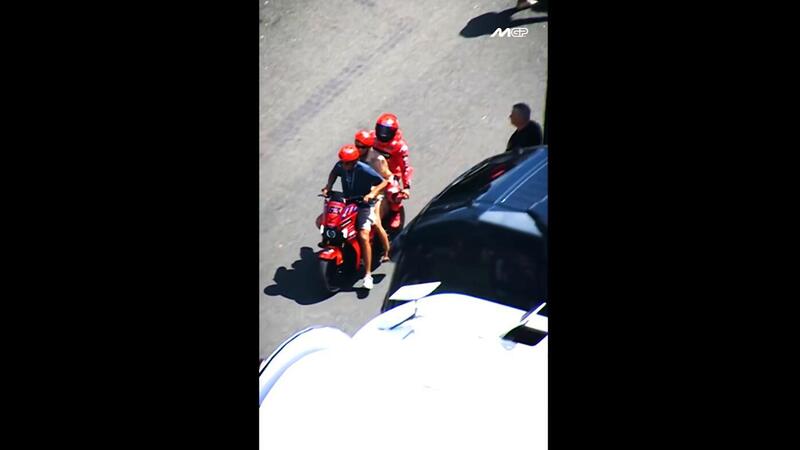 MotoGP 2025. GP della Repubblica Ceca a Brno. Marc Marquez e il ritorno in scooter con i genitori di Pecco Bagnaia: &quot;Divertente, abbiamo un buon rapporto&quot; [VIDEO]