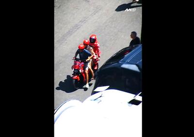 MotoGP 2025. GP della Repubblica Ceca a Brno. Marc Marquez e il ritorno in scooter con i genitori di Pecco Bagnaia: Divertente, abbiamo un buon rapporto [VIDEO]