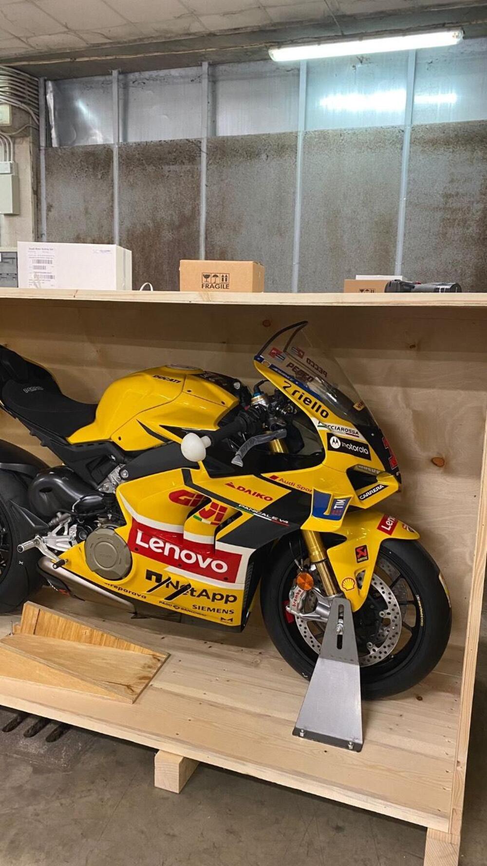Ducati Panigale V4 Bagnaia 2023 World Champion Replica (2024) (9)