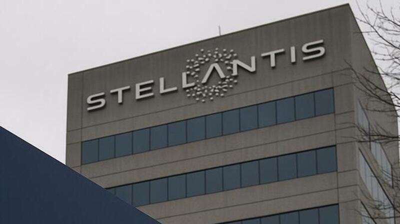 Stellantis in rosso nel primo semestre 2025: perdita di 2,7 miliardi di dollari tra dazi, ristrutturazioni e tagli