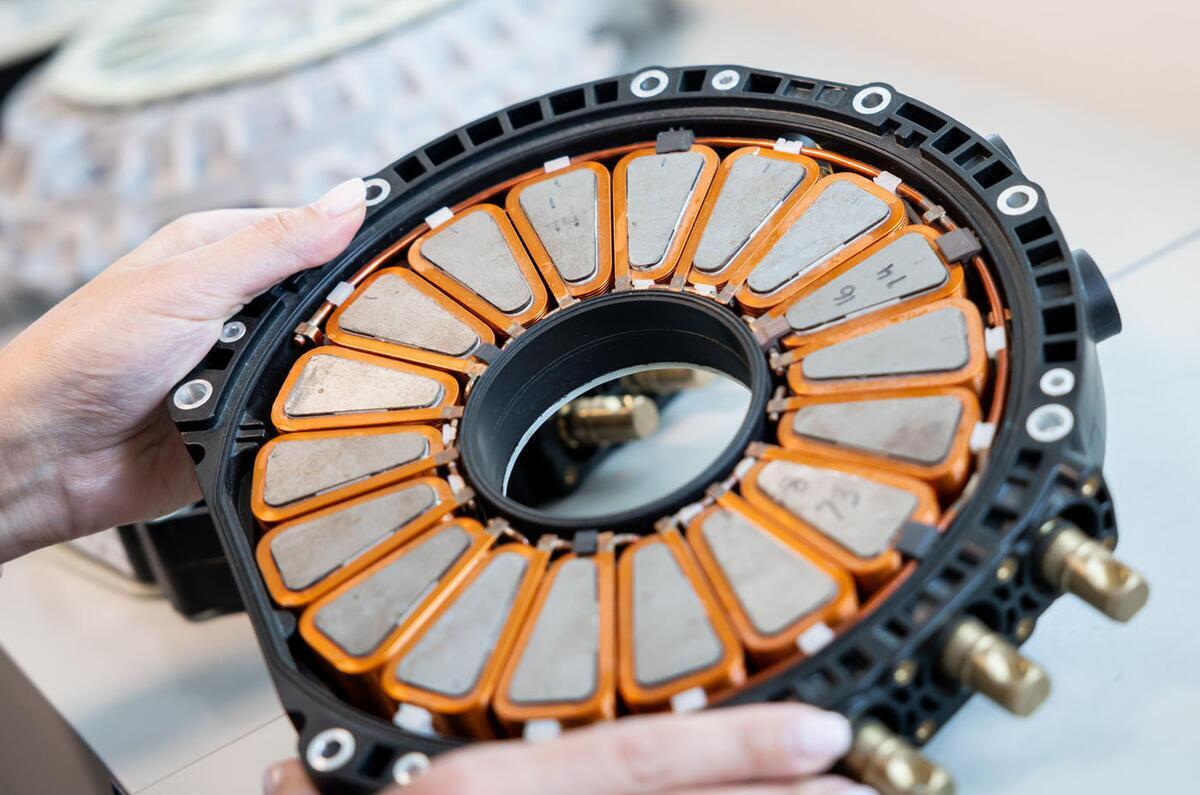 Gli inglesi colpiscono ancora: in arrivo un nuovo motore mostruoso (e leggerissimo) da 738 CV in 13 kg