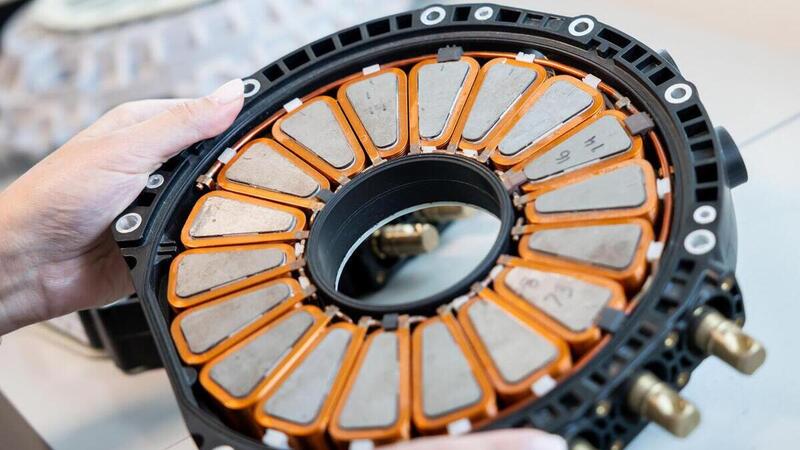 Gli inglesi colpiscono ancora: in arrivo un nuovo motore mostruoso (e leggerissimo) da 738 CV in 13 kg