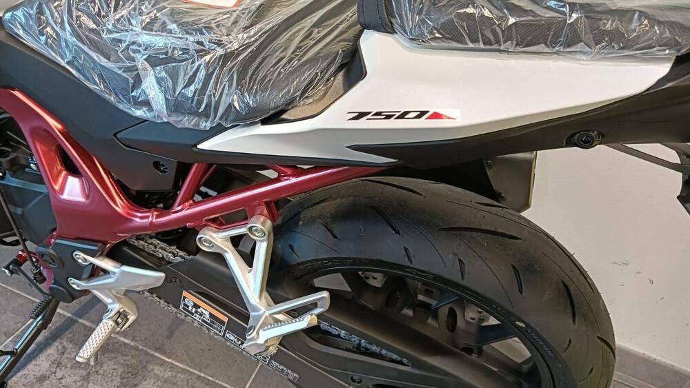 Honda CB 750 Hornet (2025) (7)