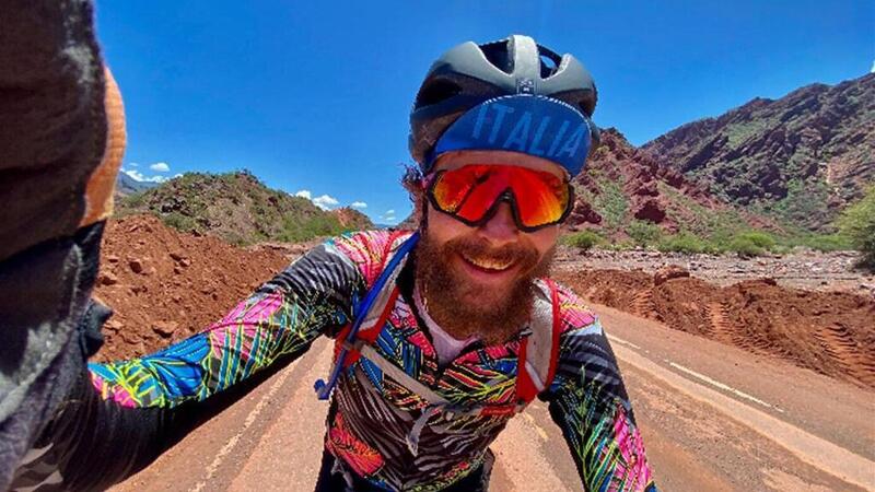 Jovanotti in sella verso il Friuli: 770 km per celebrare la rinascita dopo l&rsquo;incidente