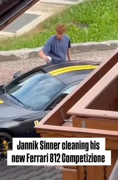 Sinner lava la sua Ferrari 812 Competizione: dopo Wimbledon, il numero uno ATP torna alle origini [VIDEO]