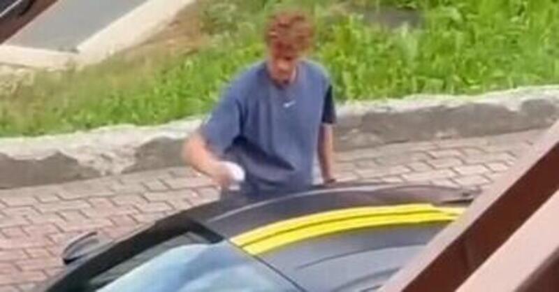 Sinner lava la sua Ferrari 812 Competizione: dopo Wimbledon, il numero uno ATP torna alle origini [VIDEO]