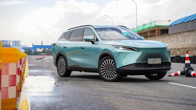 Omoda 7 in arrivo in Italia: il nuovo SUV cinese tra tecnologia, comfort e motorizzazioni ibride
