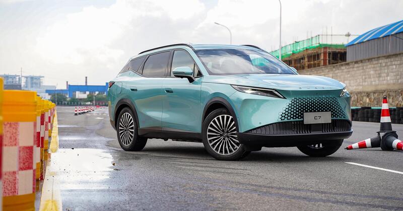 Omoda 7 in arrivo in Italia: il nuovo SUV cinese tra tecnologia, comfort e motorizzazioni ibride