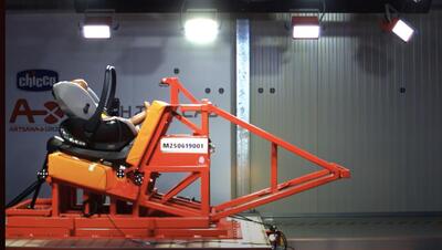 Sicurezza bambini in auto: cosa rischi senza il seggiolino giusto, lo mostrano i crash test