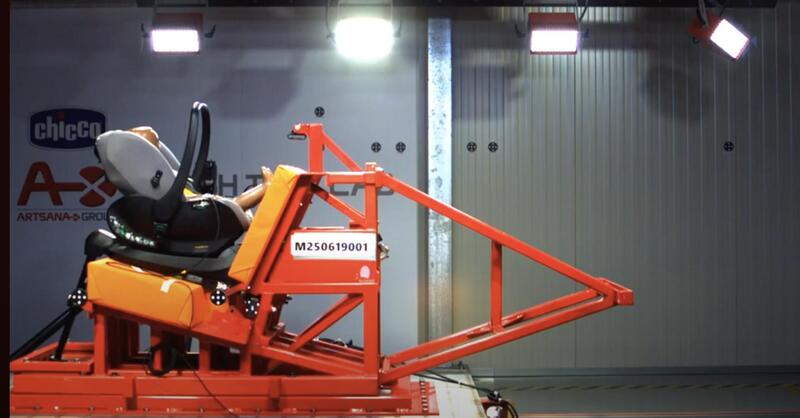 Sicurezza bambini in auto: cosa rischi senza il seggiolino giusto, lo mostrano i crash test