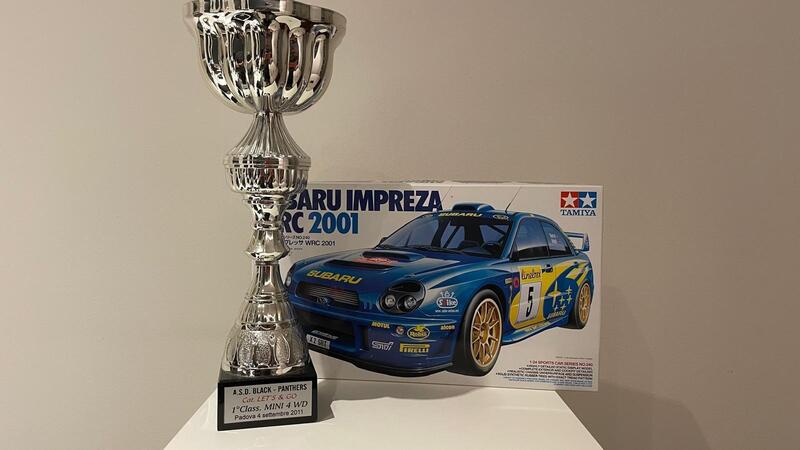 Una delle (poche) coppe vinte ad un campionato locale di Mini 4WD a sinistra, a destra il modellino della Subaru Impreza WRC 2001