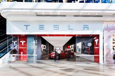 Shock nello showroom Tesla: operaio folgorato durante i lavori, &egrave; grave