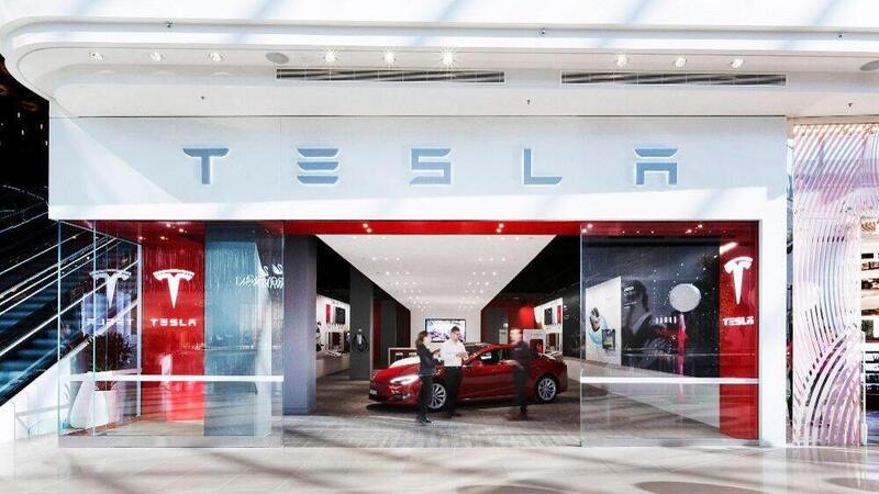 Shock nello showroom Tesla: operaio folgorato durante i lavori, &egrave; grave