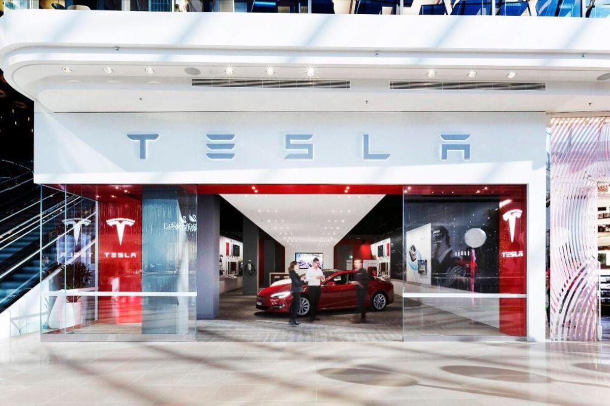 Shock nello showroom Tesla: operaio folgorato durante i lavori, è grave