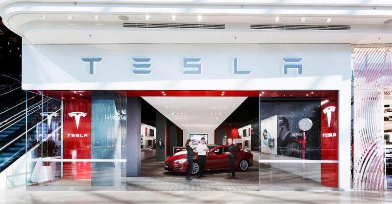 Shock nello showroom Tesla: operaio folgorato durante i lavori, &egrave; grave