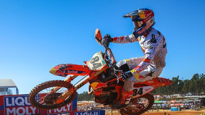 Jeffrey Herlings in rosso. Ma quale rosso? Forse quello di una moto tutta nuova?