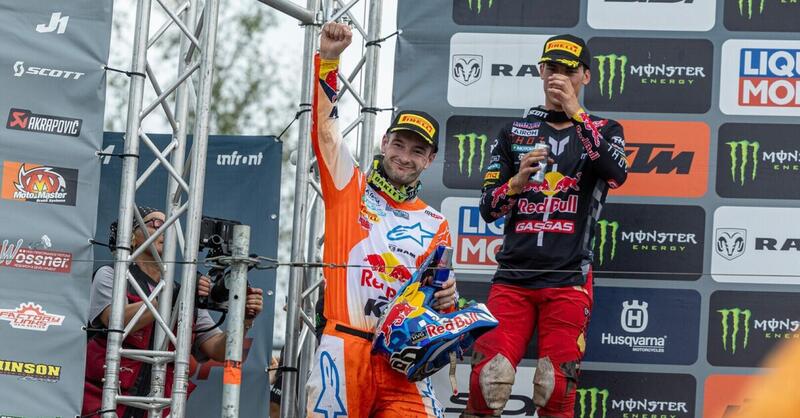 Jeffrey Herlings in rosso. Ma quale rosso? Forse quello di una moto tutta nuova?