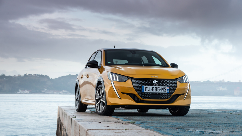 Frenata improvvisa sull&rsquo;autostrada con la Peugeot 208: una conducente francese chiede un&rsquo;azione collettiva