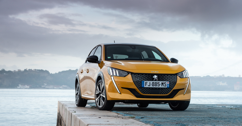 Frenata improvvisa sull&rsquo;autostrada con la Peugeot 208: una conducente francese chiede un&rsquo;azione collettiva