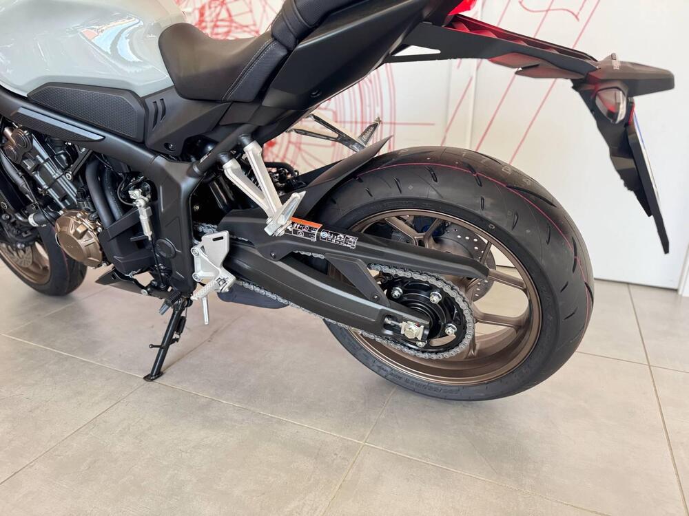 Honda CB 650 R E-Clutch (2024 - 26) (17)