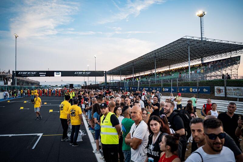 Dunlop CIV 2025. A Misano si corre di notte! Orari gare, eventi, spettacolo: tutto quello che c&#039;&egrave; da sapere [GALLERY]
