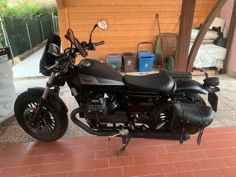 Moto Guzzi V9 Bobber (2021 - 25) (4)