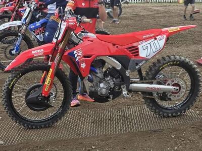 HRC svela a sorpresa un nuovo prototipo di Honda CRF 450 R. In gara gi&agrave; a Loket questo weekend