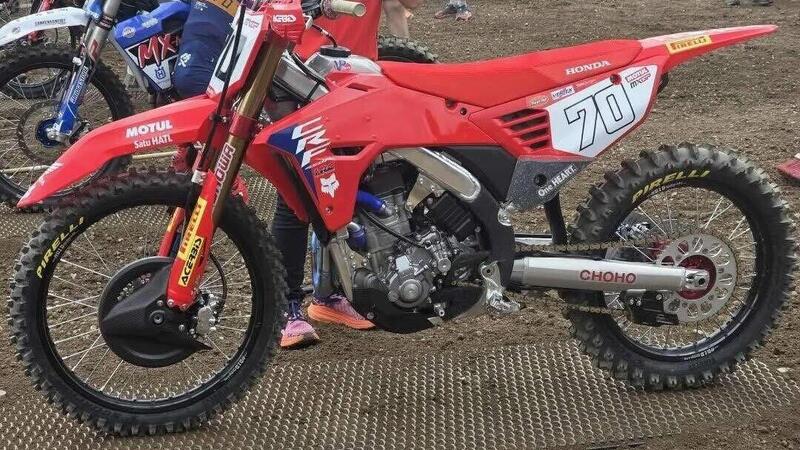 HRC svela a sorpresa un nuovo prototipo di Honda CRF 450 R. In gara gi&agrave; a Loket questo weekend