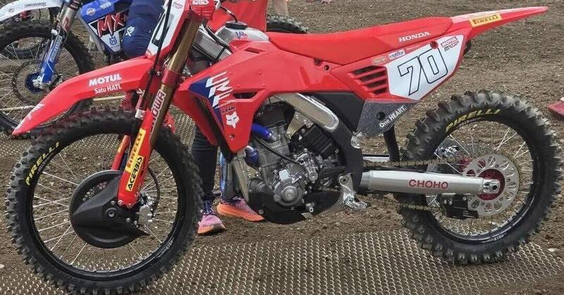 HRC svela a sorpresa un nuovo prototipo di Honda CRF 450 R. In gara gi&agrave; a Loket questo weekend