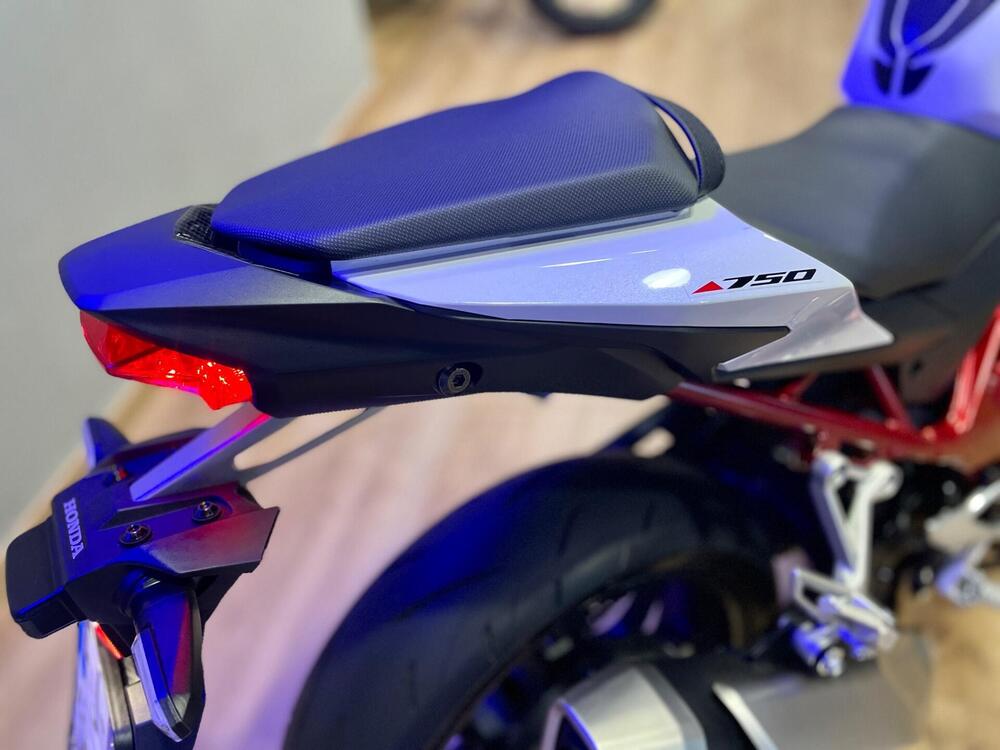 Honda CB 750 Hornet (2023 - 24) (5)