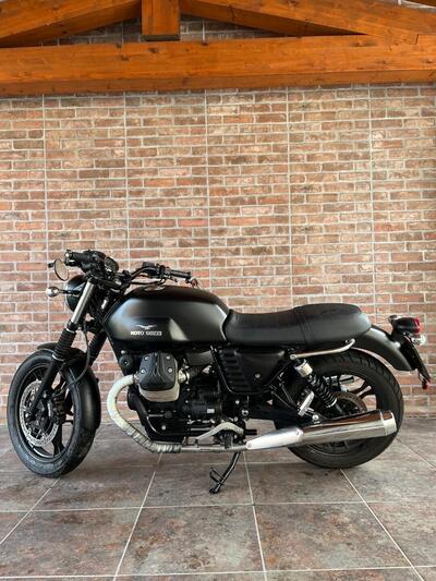 Moto Guzzi V7 II Stone (2015 - 17) usata